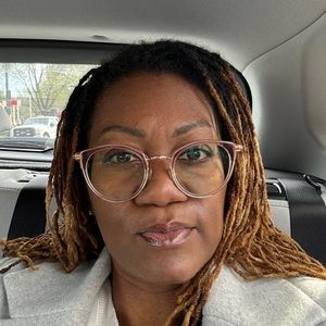 Meet your Posher, Delphine